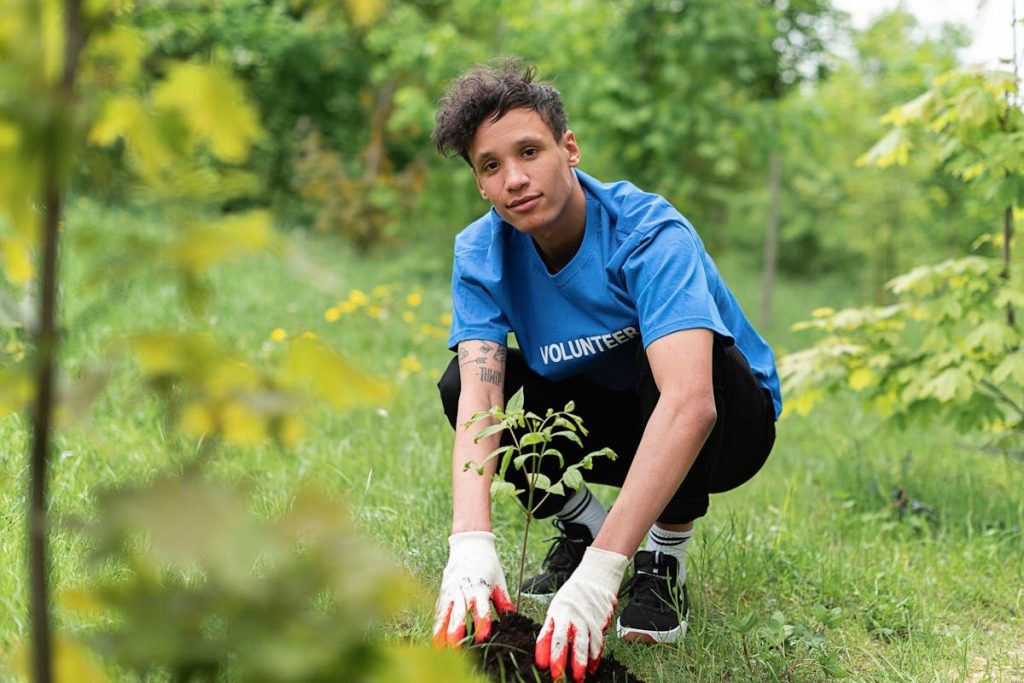 planter-arbre-aprilys Volontaire qui plante un arbre