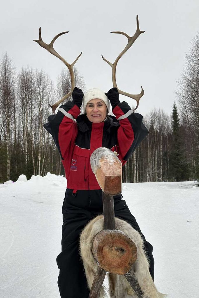laponie-voyage-affaires-aprilys Sandrine sur un rêne en Laponie