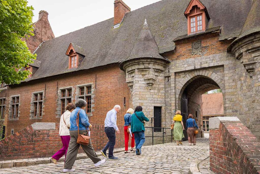 projet-confidentiel-evenement-lieu-aprilys Participants qui rentre dans un lieu