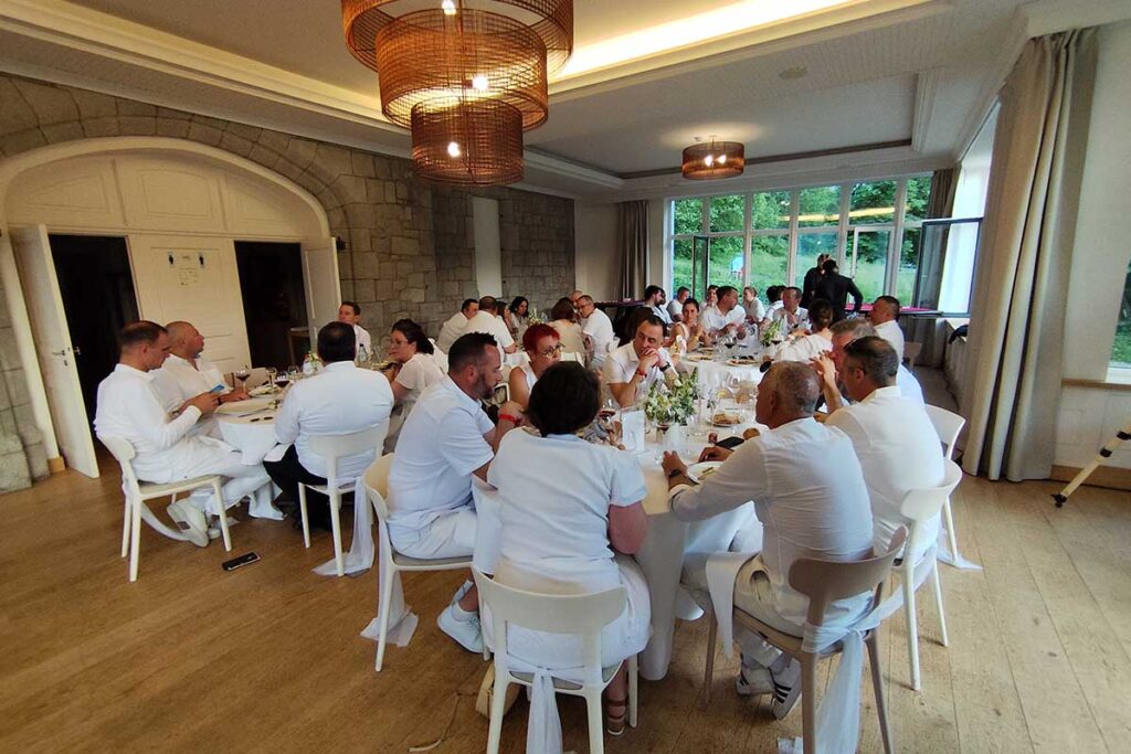 groupe-seminaire-dinant-evenement-aprilys groupe déjeuner pendant un séminaire