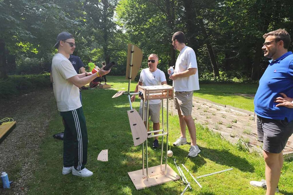 teambuilding-eolienne-construction-dinant-seminaire-aprilys Teambuilding construction d'éolienne