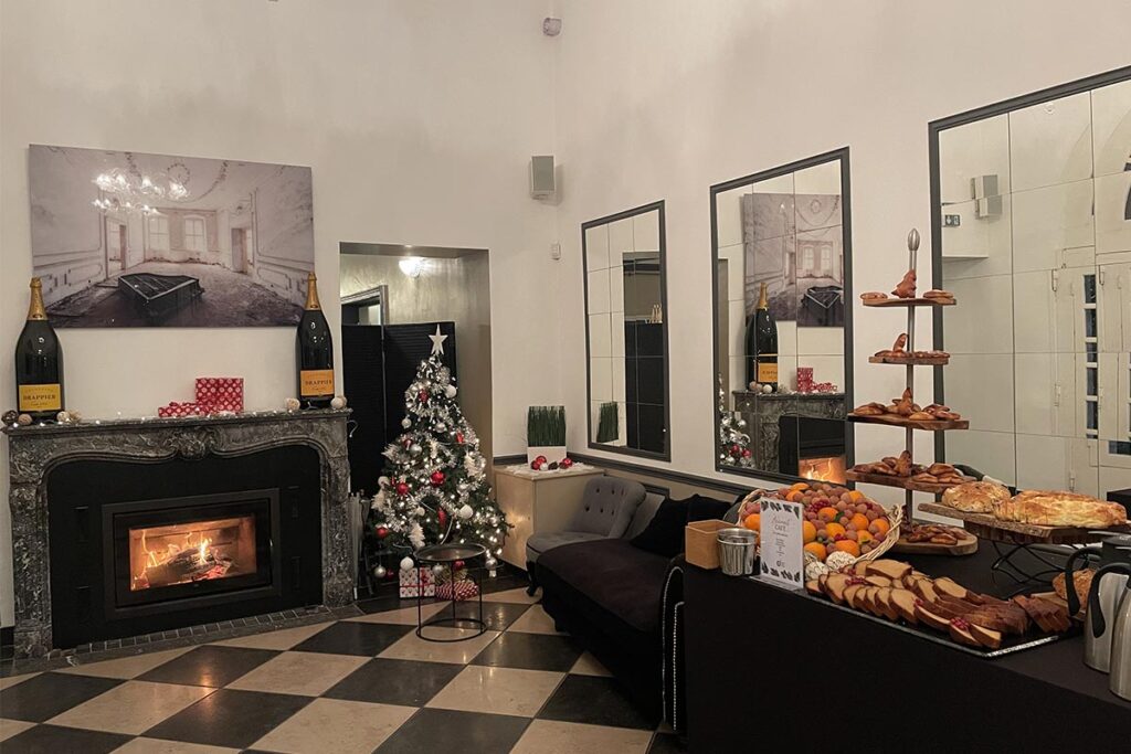 salle accueil café avec cheminée