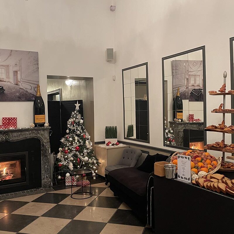 salle accueil café avec cheminée