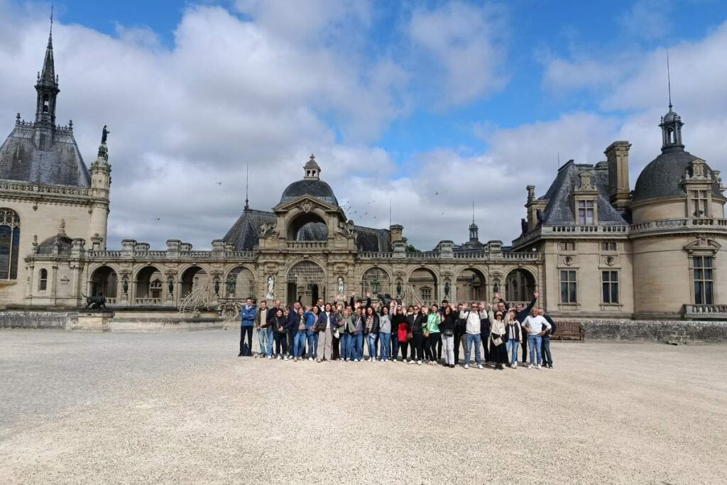 photo de groupe devant le château de Chantilly