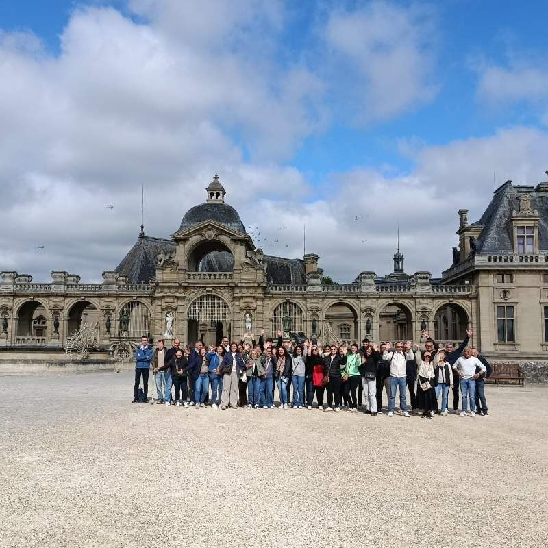photo de groupe devant le château de Chantilly